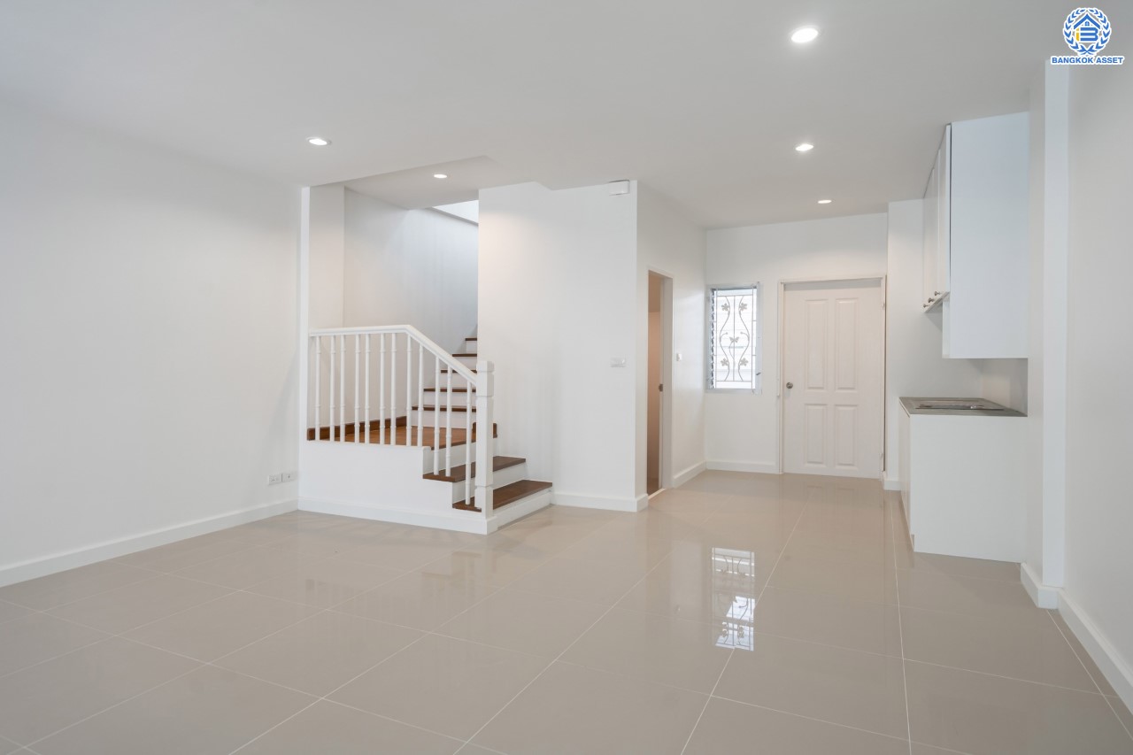 บ้านมือสองตกแต่งใหม่ ม.บ้านกลางเมืองสวิสทาวน์ เกษตร-นวมินทร์ แบรนด์ AP เนื้อที่ 20 ตร.ว. ฟังก์ชัน 3 ห้องนอน 3 ห้องน้ำ 1 ห้องอเนกประสงค์ จอดรถได้ 2 คัน ชีวิตแสนสงบ สภาพแวดล้อมเยี่ยม เชื่อมต่อ ถ.พหลโยธิน, ถ.เกษตร-นวมินทร์ ใกล้ ม.เกษตร, รถไฟฟ้าสายสีเขียว "สถานีมหาวิทยาลัยเกษตรศาสตร์" และทางด่วน "รามอินทรา-อาจณรงค์"...